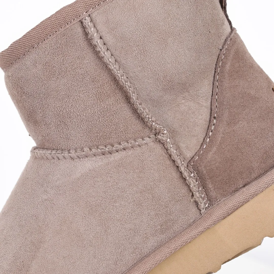 Pick up locally 💰540 Core recommendation Good price Cashmere insoles are a very suitable choice for keeping warm in winter and at home. In the new year, uug launched a series of styles, which are partial to the preferences of young consumers and have also moved to the forefront of fashion trends. Shoe body material Water-repellent coated suede upper 17mm UGGPURE™ implanted wool insole Lightweight non-slip comfortable rubber outsole With brand LOGO Trademark Comes with a full set of packaging Size: 35 36 37 38 39 40 41 42 43 44